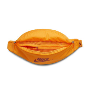 /D/B/DB0490-717_rinonera-nike-heritage-waistpack-color-amarillo_3_detalle-capacidad.jpg