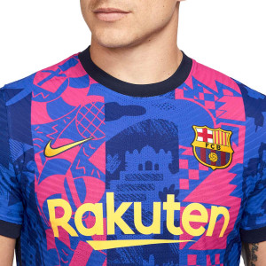 /D/B/DB5885-406_camiseta-nike-3a-barcelona-2021-2022-dri-fit-adv-match-color-azul-y-rosa_3_detalle-cuello-y-pecho-con-escudo.jpg