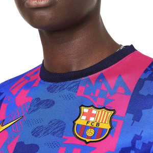 /D/B/DB6223-405_camiseta-nike-barcelona-3a-2021-2022-femenino-dri-fit-stadium-color-azul-y-rosa_3_detalle-cuello-y-pecho-con-escudo.jpg