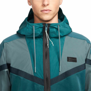 /D/D/DD8349-387_chaqueta-nike-tottenham-sportswear-hoodie-woven-color-verde_3_detalle-cierre-cuello-y-pecho.jpg