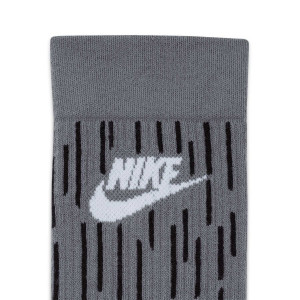 /D/H/DH3414-902_calcetines-cana-alta-nike-everyday-essential-crew-3-uds--color-gris_3_detalle-logotipo.jpg