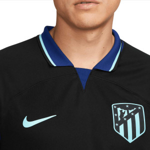 /D/J/DJ7671-011_camiseta-nike-2a-atletico-2022-2023-dri-fit-stadium-color-negro_3_detalle-cuello-y-pecho-con-escudo.jpg