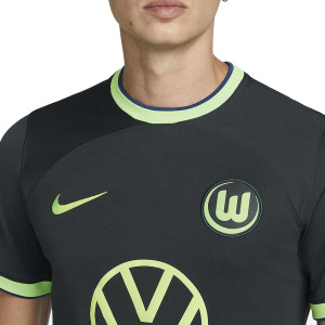 /D/J/DJ7691-365_camiseta-nike-2a-wolfsburg-2022-2023-dri-fit-stadium-color-z-verde-oscuro_3_detalle-cuello-y-pecho-con-escudo.jpg