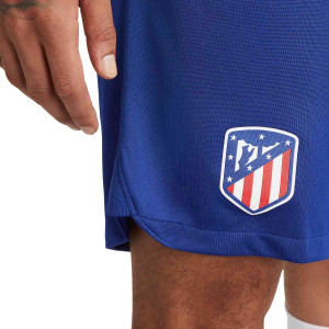 /D/J/DJ7731-455_pantalon-corto-nike-atletico-2022-2023-dri-fit-stadium-color-azul_3_detalle-escudo.jpg