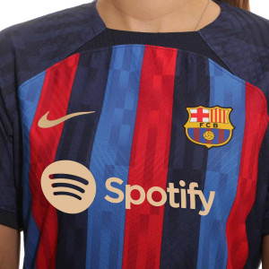 /D/J/DJ7760-452_camiseta-nike-barcelona-mujer-2022-2023-dri-fit-adv-match-color-azul-y-rojo_3_detalle-cuello-y-pecho-con-escudo.jpg