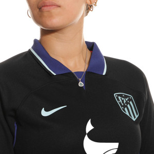 /D/J/DJ7764-010_camiseta-nike-2a-atletico-mujer-2022-2023-dri-fit-stadium-color-negro_3_detalle-cuello-y-pecho-con-escudo.jpg