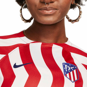 /D/J/DJ7765-100_camiseta-nike-atletico-mujer-2022-2023-dri-fit-stadium-color-rojo-y-blanco_3_detalle-cuello-y-pecho-con-escudo.jpg