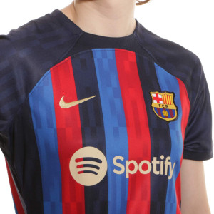 /D/J/DJ7771-453-11_camiseta-nike-barcelona-mujer-2022-2023-dri-fit-stadium-color-azul-y-rojo_3_detalle-cuello-y-pecho-con-escudo.jpg