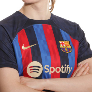 /D/J/DJ7771-453-14_camiseta-nike-barcelona-mujer-2022-2023-dri-fit-stadium-color-azul-y-rojo_3_detalle-cuello-y-pecho-con-escudo.jpg