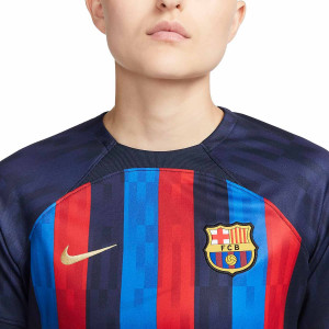/D/J/DJ7771-453_camiseta-nike-barcelona-mujer-2022-2023-dri-fit-stadium-color-azul-y-rojo_3_detalle-cuello-y-pecho-con-escudo.jpg