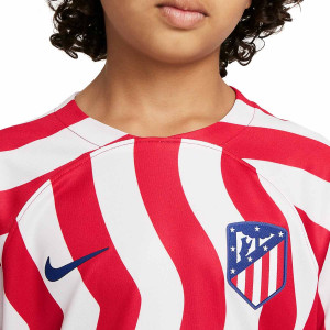 /D/J/DJ7844-101_camiseta-nike-atletico-nino-2022-2023-dri-fit-stadium-color-rojo-y-blanco_3_detalle-cuello-y-pecho-con-escudo.jpg