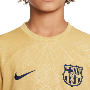 /D/J/DJ7849-715-10_camiseta-nike-2a-barcelona-nino-2022-2023-ansu-fati-stadium-color-z-oro_3_detalle-cuello-y-pecho-con-escudo.jpg