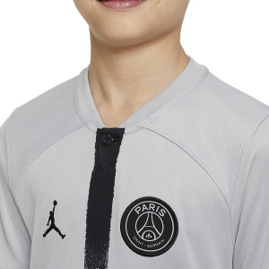 /D/J/DJ7863-078-30_camiseta-nike-2a-psg-nino-messi-stadium-22-23-dri-fit-color-gris_3_detalle-cuello-y-pecho-con-escudo.jpg
