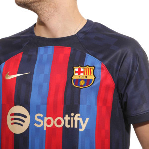 /D/M/DM1840-452-30_camiseta-nike-barcelona-gavi-2022-2023-dri-fit-stadium-color-azul-marino-y-rojo_3_detalle-cuello-y-pecho-con-escudo.jpg