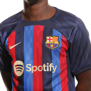 /D/M/DM1840-452-9_camiseta-nike-barcelona-lewandowski-2022-2023-dri-fit-stadium-color-azul-marino-y-rojo_3_detalle-cuello-y-pecho-con-escudo.jpg