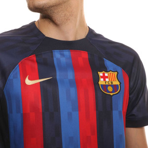 /D/M/DM1840-452-SP_camiseta-nike-barcelona-2022-2023-dri-fit-stadium-spotify-color-z-purpura-oscuro-y-rojo_3_detalle-cuello-y-pecho-con-escudo.jpg