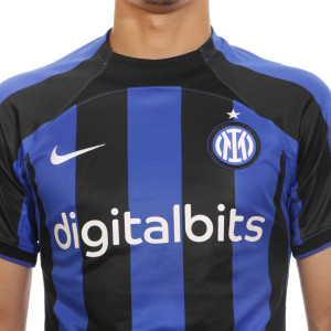 /D/M/DM1842-412-10_camiseta-nike-inter-2022-2023-lautaro-dri-fit-stadium-color-azul-y-negro_3_detalle-cuello-y-pecho-con-escudo.jpg