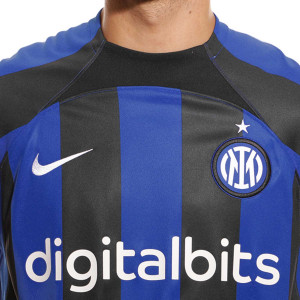 /D/M/DM1842-412-90_camiseta-nike-inter-2022-2023-dri-fit-stadium-color-azul-y-negro_3_detalle-cuello-y-pecho-con-escudo.jpg