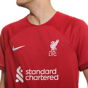 /D/M/DM1843-609-4_camiseta-nike-liverpool-2022-2023-virgil-dri-fit-stadium-color-rojo_3_detalle-cuello-y-pecho-con-escudo.jpg