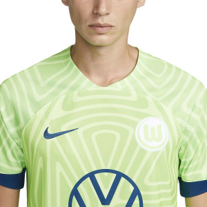 /D/M/DM1850-300_camiseta-nike-wolfsburg-2022-2023-dri-fit-stadium-color-z-verde-lima_3_detalle-cuello-y-pecho-con-escudo.jpg