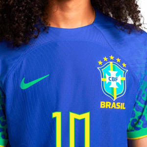 /D/N/DN0617-433-10_camiseta-nike-2a-brasil-neymar-jr-2022-2023-dri-fit-adv-match-color-azul_3_detalle-cuello-y-pecho-con-escudo.jpg