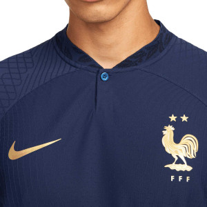 /D/N/DN0625-410_camiseta-nike-francia-2022-2023-dri-fit-adv-match-color-z-purpura-oscuro_3_detalle-cuello-y-pecho-con-escudo.jpg