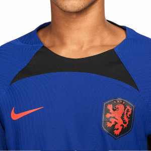 /D/N/DN0628-455_camiseta-nike-2a-holanda-2022-2023-dri-fit-adv-match-color-azul_3_detalle-cuello-y-pecho-con-escudo.jpg