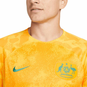 /D/N/DN0677-719_camiseta-nike-australia-2022-2023-dri-fit-stadium-color-amarillo_3_detalle-cuello-y-pecho-con-escudo.jpg