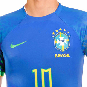 /D/N/DN0678-433-10_camiseta-nike-2a-brasil-2022-2023-dri-fit-stadium-color-azul_3_detalle-cuello-y-pecho-con-escudo.jpg