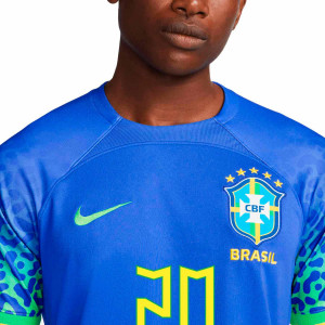 /D/N/DN0678-433-20_camiseta-nike-2a-brasil-2022-2023-vinicius-jr-dri-fit-stadium-color-azul_3_detalle-cuello-y-pecho-con-escudo.jpg