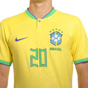 /D/N/DN0680-741-V20_camiseta-nike-brasil-2022-2023-dri-fit-stadium-color-amarillo_3_detalle-cuello-y-pecho-con-escudo.jpg