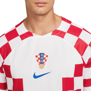 /D/N/DN0684-100_camiseta-nike-croacia-2022-2023-dri-fit-stadium-color-blanco-y-rojo_3_detalle-cuello-y-pecho-con-escudo.jpg