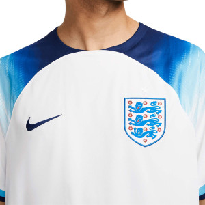 /D/N/DN0687-100_camiseta-nike-inglaterra-2022-2023-dri-fit-stadium-color-blanco_3_detalle-cuello-y-pecho-con-escudo.jpg