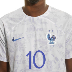 /D/N/DN0688-100-10_camiseta-nike-2a-francia-mbappe-2022-2023-dri-fit-stadium-color-blanco_3_detalle-cuello-y-pecho-con-escudo.jpg
