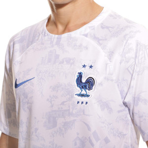 /D/N/DN0688-100_camiseta-nike-2a-francia-2022-2023-dri-fit-stadium-color-blanco_3_detalle-cuello-y-pecho-con-escudo.jpg