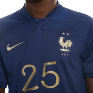 /D/N/DN0690-410-25_camiseta-nike-francia-camavinga-2022-2023-dri-fit-stadium-color-azul-marino_3_detalle-cuello-y-pecho-con-escudo.jpg