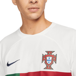 /D/N/DN0691-133_camiseta-nike-2a-portugal-2022-2023-dri-fit-stadium-color-z-beige_3_detalle-cuello-y-pecho-con-escudo.jpg