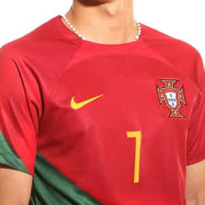 /D/N/DN0692-628-7_camiseta-nike-portugal-ronaldo-2022-2023-dri-fit-stadium-color-rojo_3_detalle-cuello-y-pecho-con-escudo.jpg