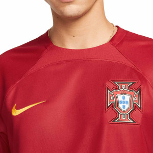 /D/N/DN0692-628_camiseta-nike-portugal-2022-2023-dri-fit-stadium-color-z-granate_3_detalle-cuello-y-pecho-con-escudo.jpg
