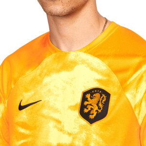 /D/N/DN0694-845_camiseta-nike-holanda-2022-2023-dri-fit-stadium-color-naranja_3_detalle-cuello-y-pecho-con-escudo.jpg