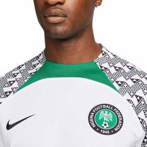 /D/N/DN0695-100_camiseta-nike-2a-nigeria-2022-2023-dri-fit-stadium-color-blanco_3_detalle-cuello-y-pecho-con-escudo.jpg