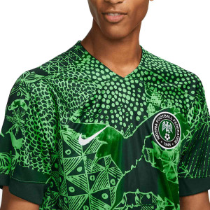 /D/N/DN0696-329_camiseta-nike-nigeria-2022-2023-dri-fit-stadium-color-verde_3_detalle-cuello-y-pecho-con-escudo.jpg