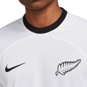/D/N/DN0698-100_camiseta-nike-new-zeland-2022-2023-dri-fit-stadium-color-blanco_3_detalle-cuello-y-pecho-con-escudo.jpg