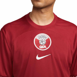 /D/N/DN0702-647_camiseta-nike-qatar-2022-2023-dri-fit-stadium-color-marron_3_detalle-cuello-y-pecho-con-escudo.jpg