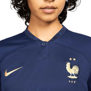 /D/N/DN0764-410_camiseta-nike-francia-mujer-2022-2023-dri-fit-stadium-color-z-purpura-oscuro_3_detalle-cuello-y-pecho-con-escudo.jpg