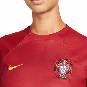 /D/N/DN0766-628_camiseta-nike-portugal-mujer-2022-2023-dri-fit-stadium-color-z-granate_3_detalle-cuello-y-pecho-con-escudo.jpg