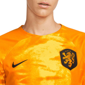 /D/N/DN0768-845_camiseta-nike-holanda-mujer-2022-2023-dri-fit-stadium-color-naranja_3_detalle-cuello-y-pecho.jpg
