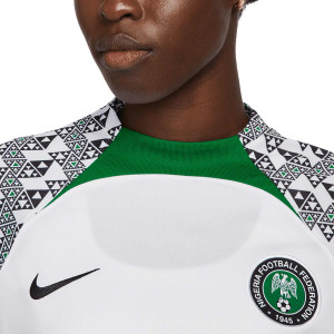 /D/N/DN0769-100_camiseta-nike-2a-nigeria-mujer-2022-2023-dri-fit-stadium-color-blanco_3_detalle-cuello-y-pecho-con-escudo.jpg