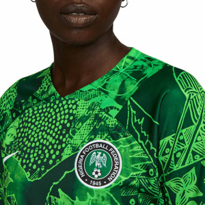 /D/N/DN0770-329_camiseta-nike-nigeria-mujer-2022-2023-dri-fit-stadium-color-verde_3_detalle-cuello-y-pecho-con-escudo.jpg