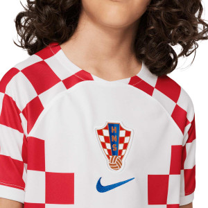 /D/N/DN0828-100_camiseta-nike-croacia-nino-2022-2023-dri-fit-stadium-color-blanco-y-rojo_3_detalle-cuello-y-pecho-con-escudo.jpg